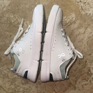 On Running Women’s White Low-Top Sneakers with Subtle Gray Roger Advantage